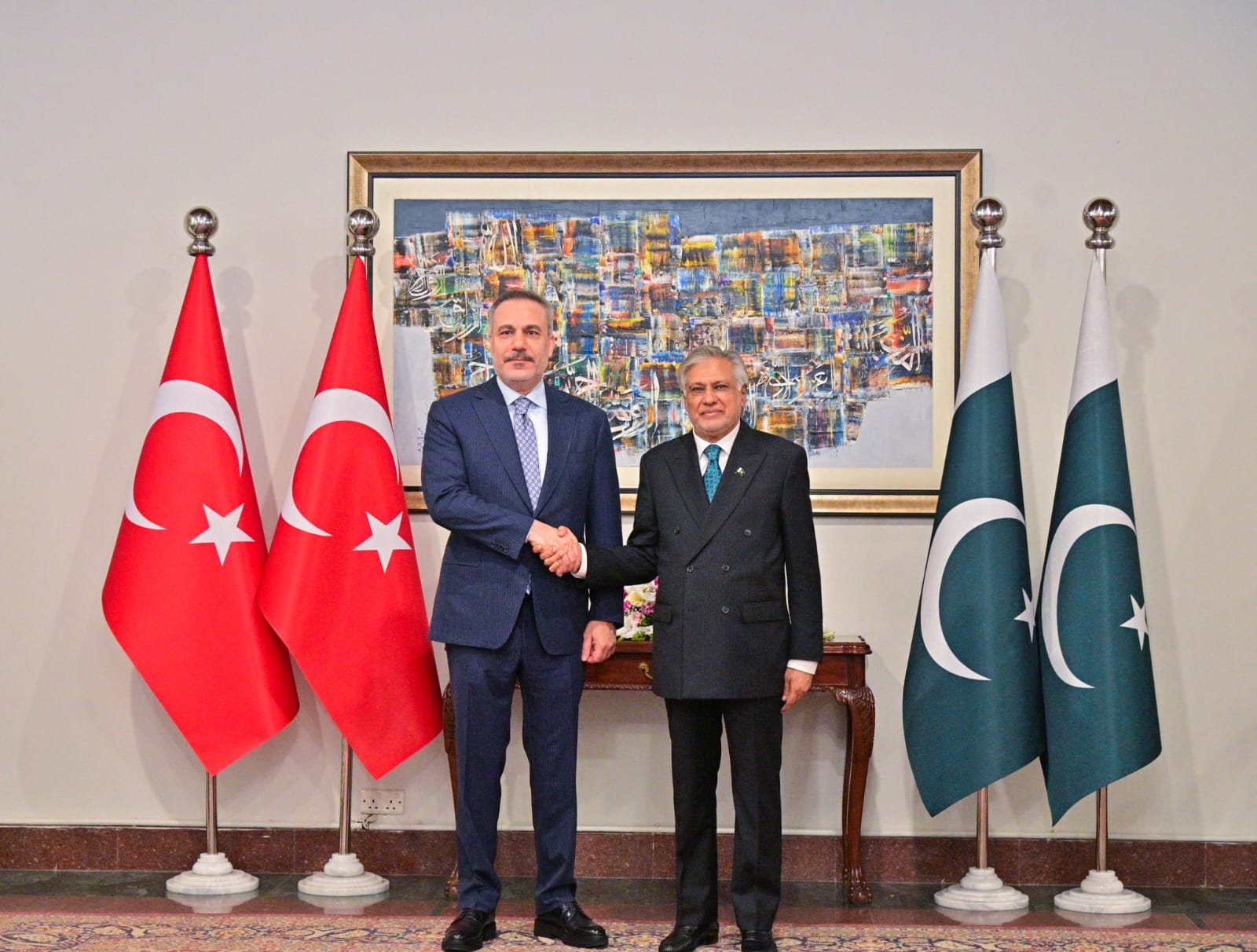 Pakistan's DPM Dar, Turkish foreign minister discuss regional developments 